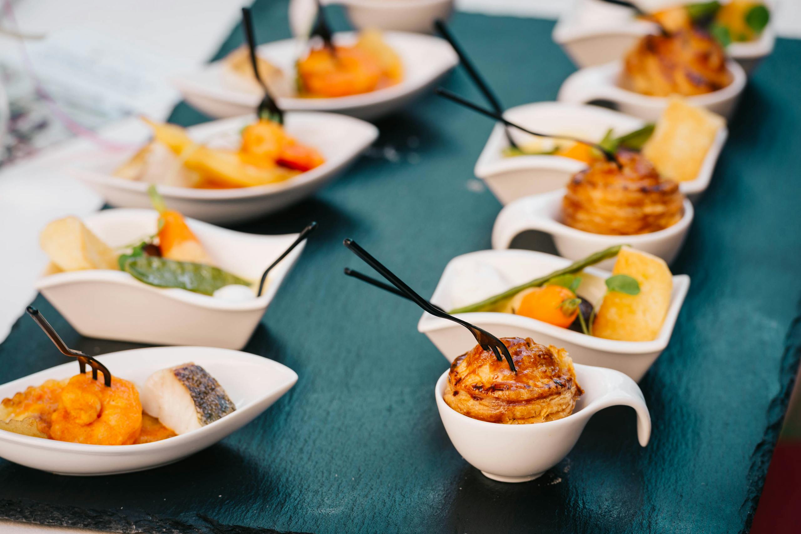 Apéro Hochzeit Basel mit Gästen beim Anstossen nach der Trauung